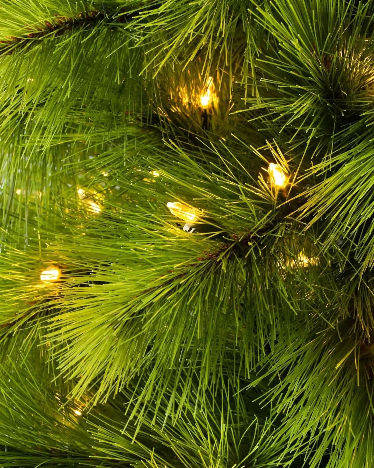 Árvore de Natal Monterey Pine Slim com Galhos Articulados, Suporte Metálico e Micro LEDs Embutidos